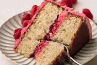 Vanilla Raspberry Cake Recipe with Fresh Raspberry Filling