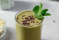 Thin Mint Chocolate Chip Smoothie Recipe—Refreshing Mint Shake