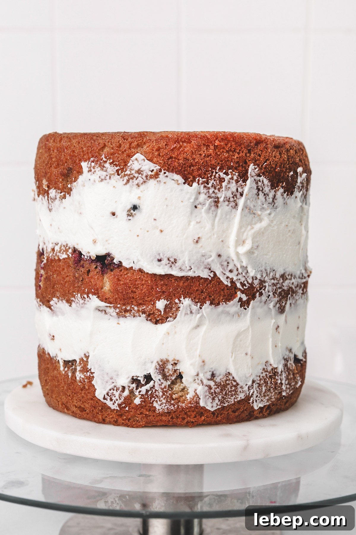 Blueberry Layer Cake Recipe for Moist, Fluffy Slices 11 layer cake montage sur un plateau