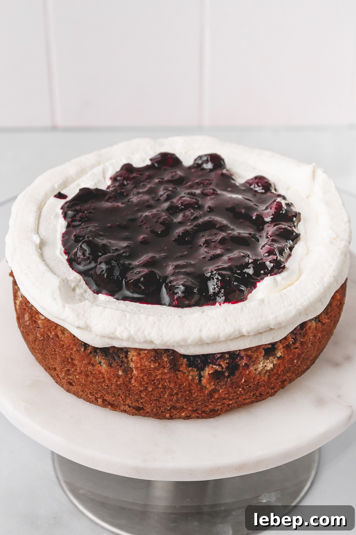 Blueberry Layer Cake Recipe for Moist, Fluffy Slices 10 couche de génoise myrtilles avec chantilly mascarpone et garniture