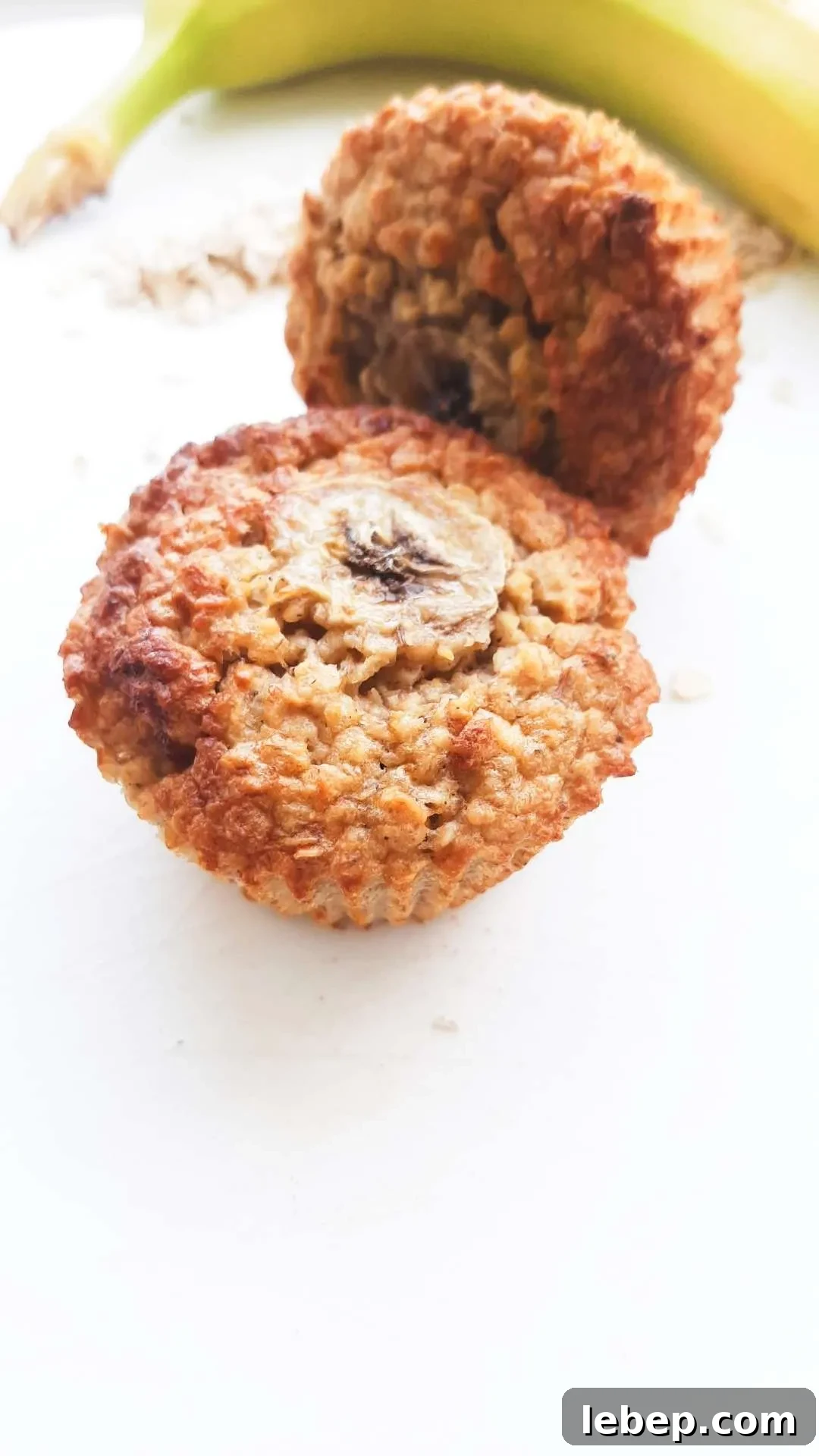 Healthy Banana Oatmeal Muffins! These healthy muffins are refined sugar-free, high-fiber, flourless and super nutritious! Great to meal prep for the week and an easy breakfast on the go! Also good as a snack or healthy dessert!