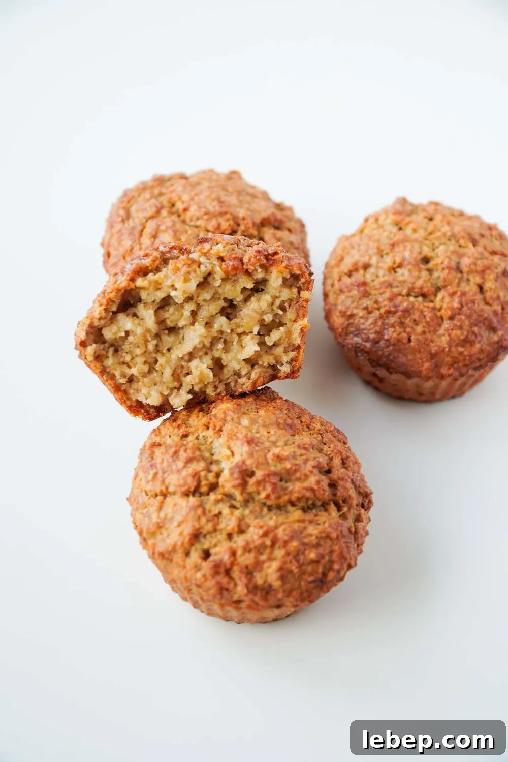 Healthy Banana Oatmeal Muffins! These healthy muffins are refined sugar-free, high-fiber, flourless and super nutritious! Great to meal prep for the week and an easy breakfast on the go! Also good as a snack or healthy dessert!