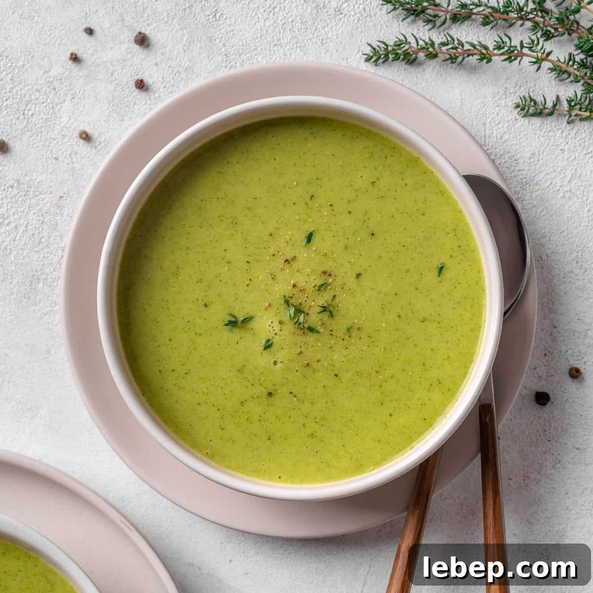 Courgette soup served in a plate