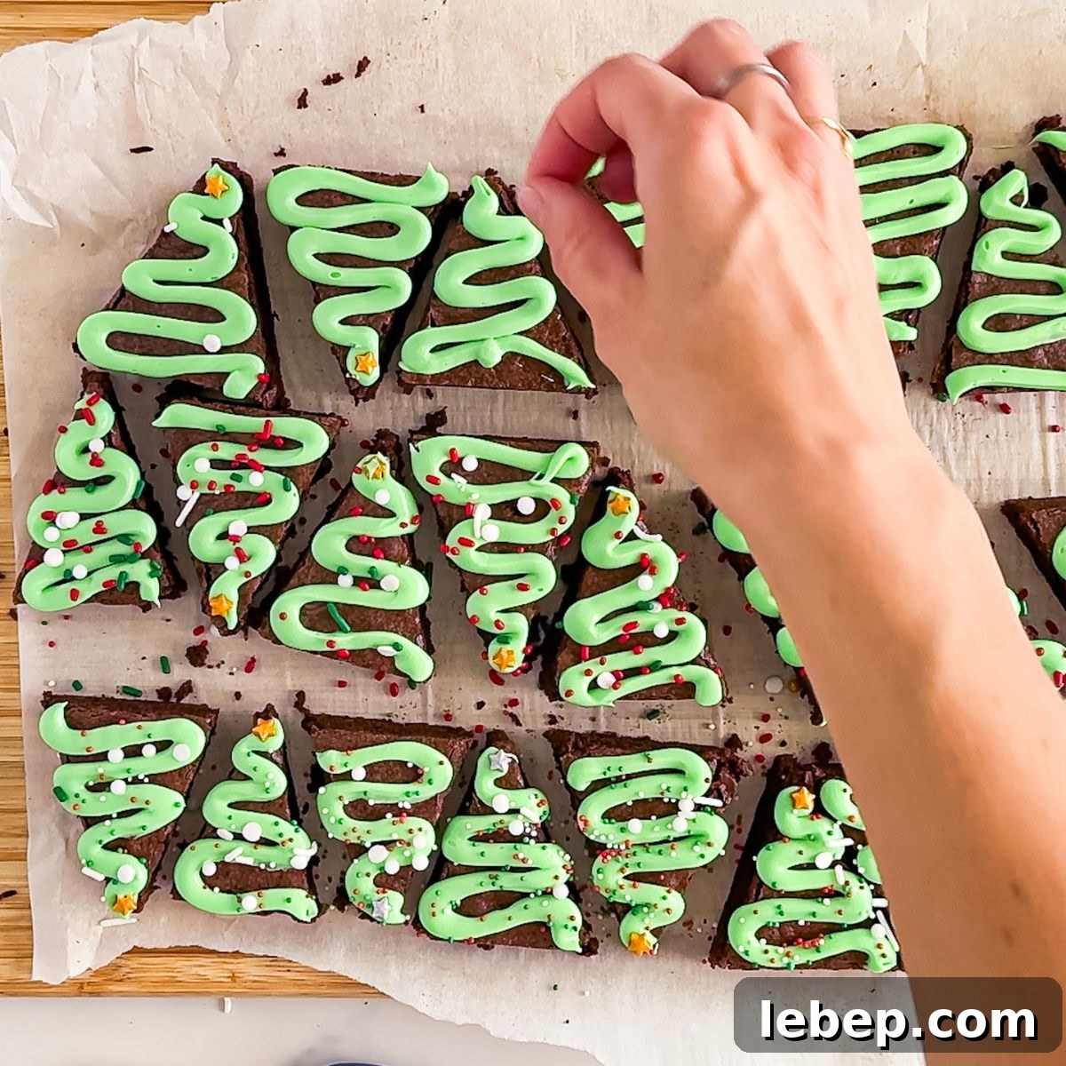 Add Christmas tree icing.
