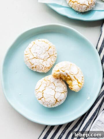 A plate of amaretti cookies.