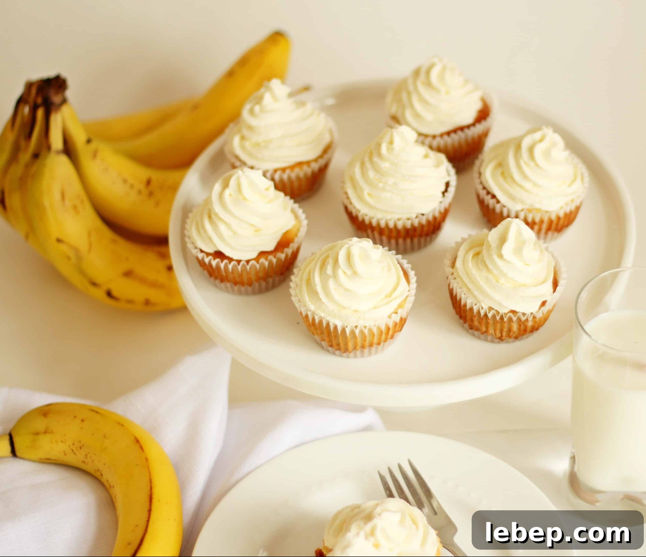 Mini Banana Cheesecakes: Bite-Sized Dessert Cups 3 mini banana cheesecake