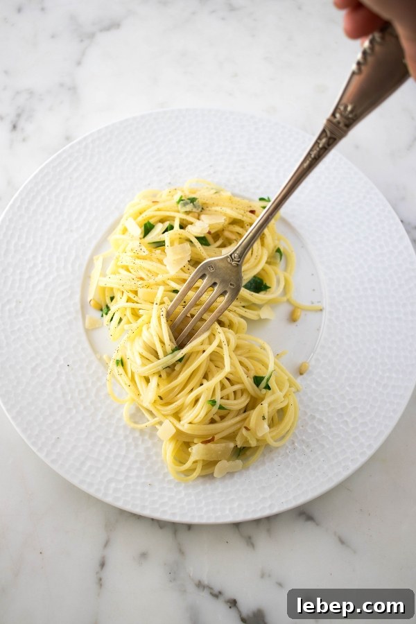 spaghetti with oil and garlic on a fork